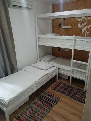 Гостиница Nice Hostel Paveletskaya Москва Номер с тремя отдельными кроватями/triple room (3 beds)-1