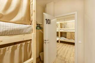 Гостиница Nice Hostel Paveletskaya Москва Кровать в 8 местном мужском номере №8 /8 beds man room (1bed)-1