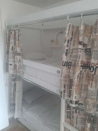 Гостиница Nice Hostel Paveletskaya Москва Кровать в 4 местном мужском номере №1 /4 beds man room (1bed)-1