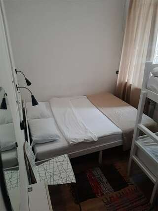 Гостиница Nice Hostel Paveletskaya Москва Семейный четырехместный номер с 1 двуспальной и 2 односпальными кроватями №5/Family room-1